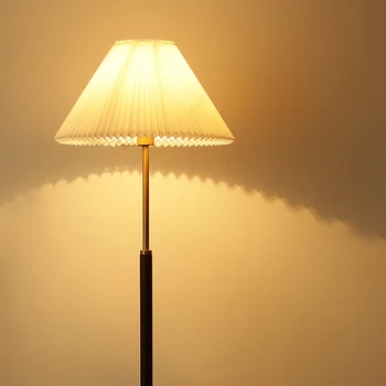 Американски лампи Ретро Популярен стил, лампа за дневна, нощни кабинет, лампа от скандинавския орех, Луксозен лампиона от масивно дърво