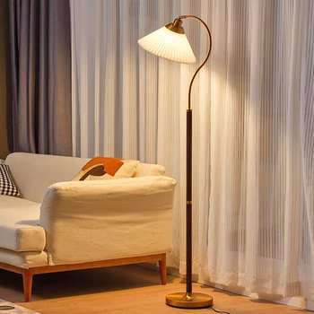 Средновековен лампиона от масивно дърво, японски ретро-разтегателен диван в хола в близост до френското светильником, луксозна настолна лампа за спални от висок клас