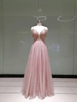 Розова рокля за бала трапецовидна форма, елегантна фатиновое вечерна рокля с тънки спагети презрамки и без ръкави, с отворен гръб, с дължина до пода, с бродерия