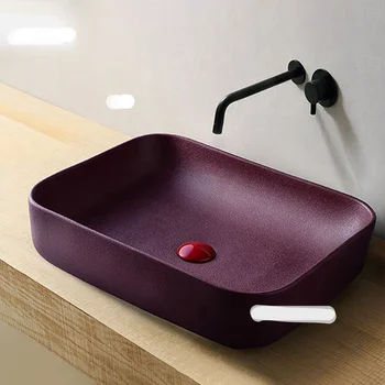 Прости творчески мивки за баня, модерна вик, битови правоъгълни мивки за миене на съдове, керамична тоалетна чиния над мивката.