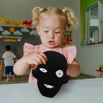 Творчески заподозреният е Пародия на Пясъчна Скулптура Черна маска за лице Игри подпори Детска парцал кукла в карикатура стил Хелоуин Cosplay